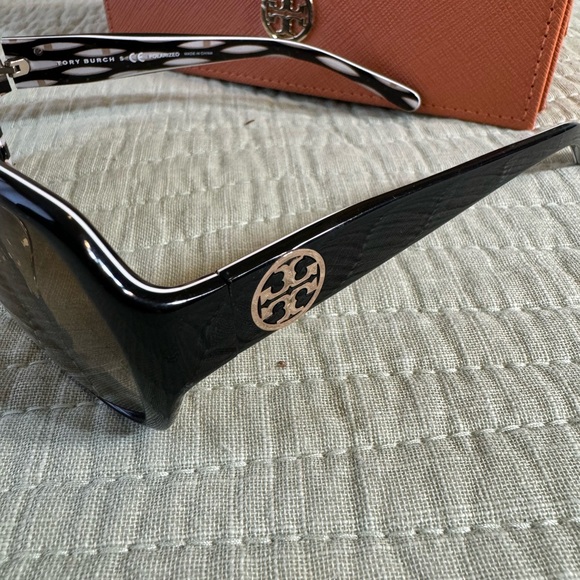 Tory Burch Ty7019 910/T5 Black/Brown Butterfly Polarized Sunglasses With Case - Picture 5 of 8